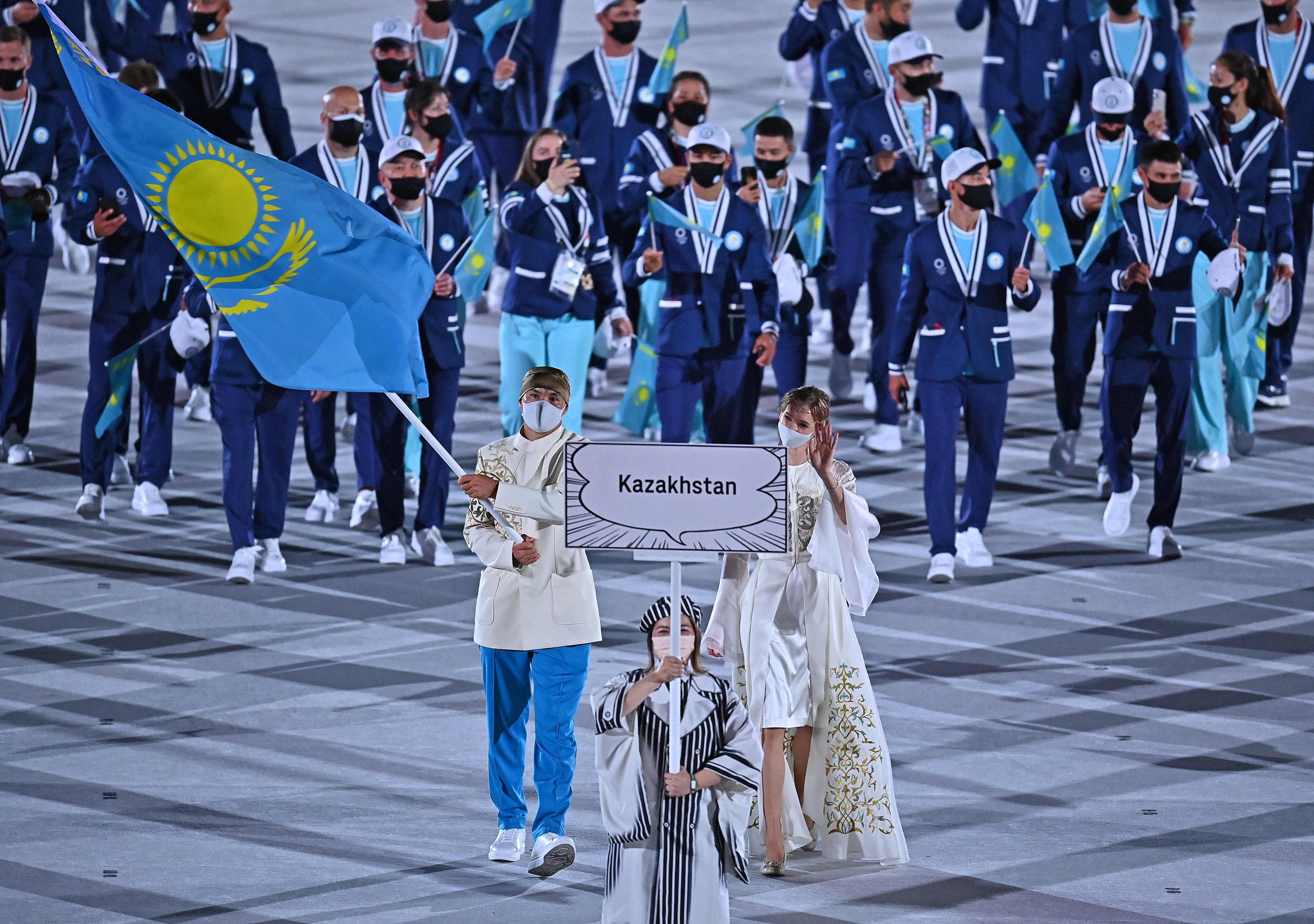 哈萨克斯坦奥运女旗手颜值折服网友: 这装束太仙了(1)