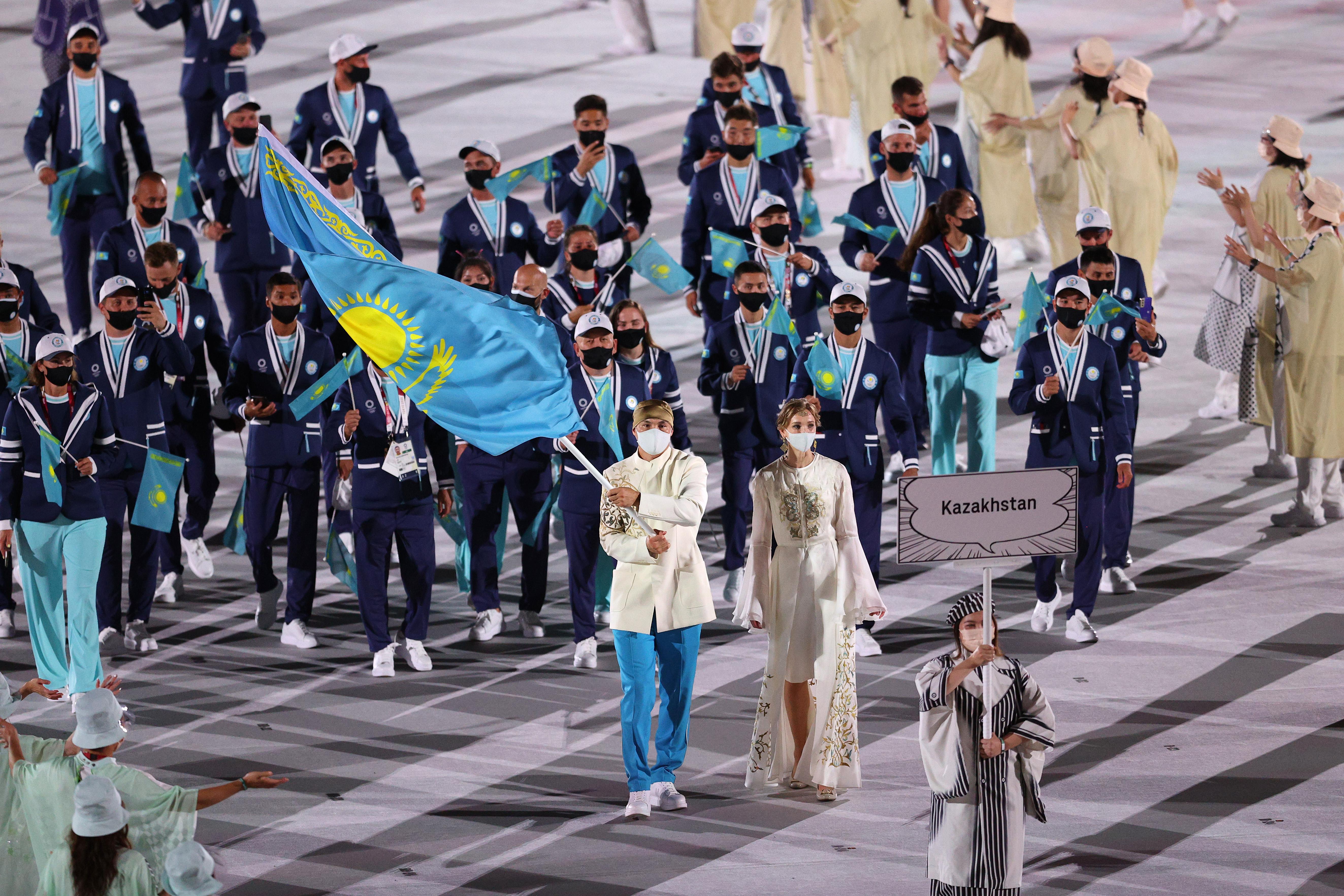 哈萨克斯坦奥运女旗手颜值折服网友: 这装束太仙了(2)