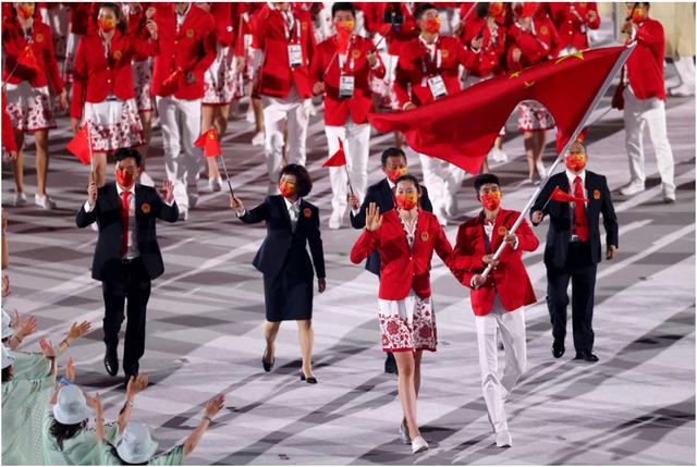 福原爱观看东京奥运会，为中国队加油打气，离婚后状态颇佳(1)
