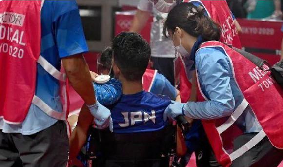 “挨顿揍就能拿金牌”！日本选手被打到躺轮椅仍判赢，网友怒了(3)