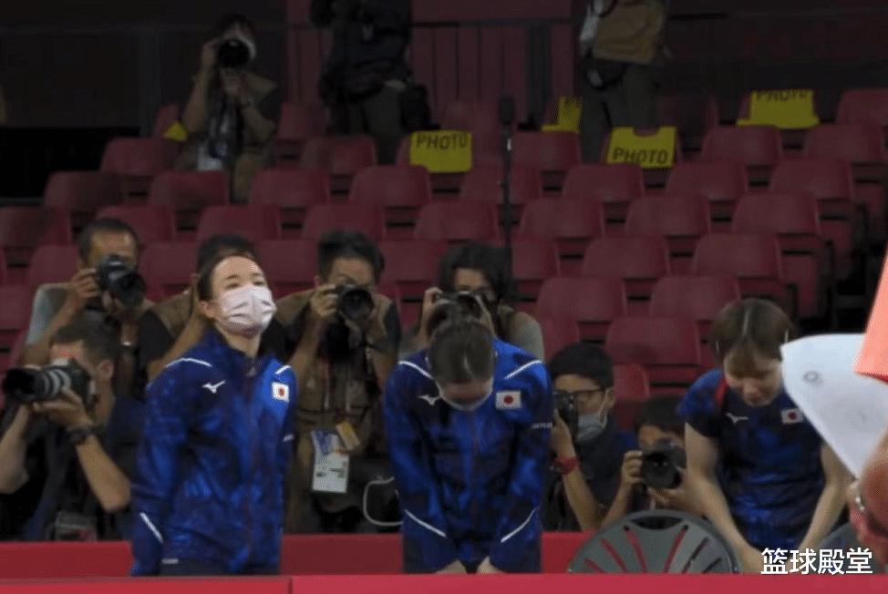女乒横扫日本夺冠！李隼拿国旗+抱全员，莎莎太可爱，日本被打服(2)