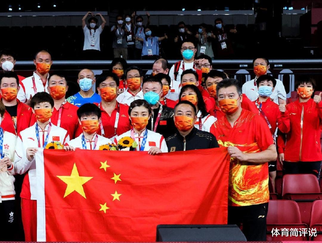 中国女乒夺冠赛后大合影，5人手拿国旗，为何不见刘诗雯的身影？(1)