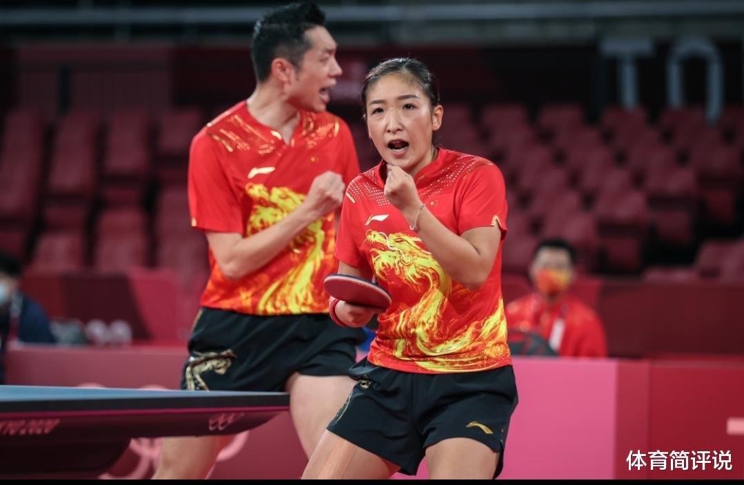 中国女乒夺冠赛后大合影，5人手拿国旗，为何不见刘诗雯的身影？(3)