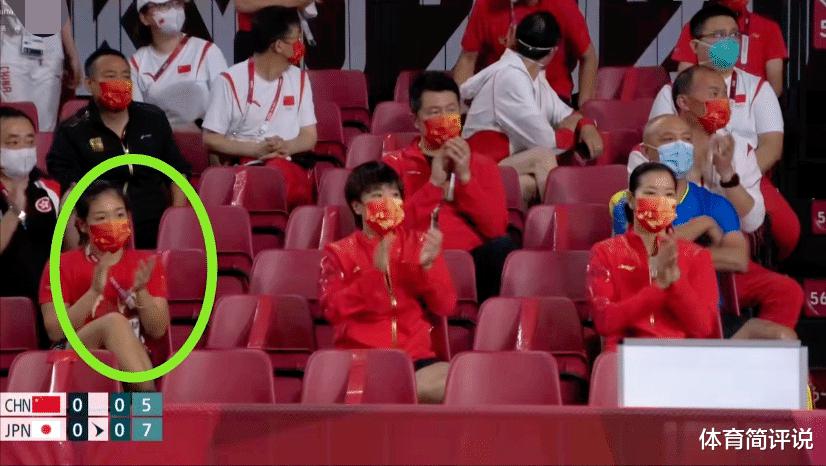 中国女乒夺冠赛后大合影，5人手拿国旗，为何不见刘诗雯的身影？(4)