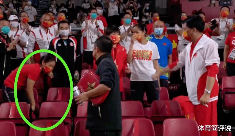 中国女乒夺冠赛后大合影，5人手拿国旗，为何不见刘诗雯的身影？(5)
