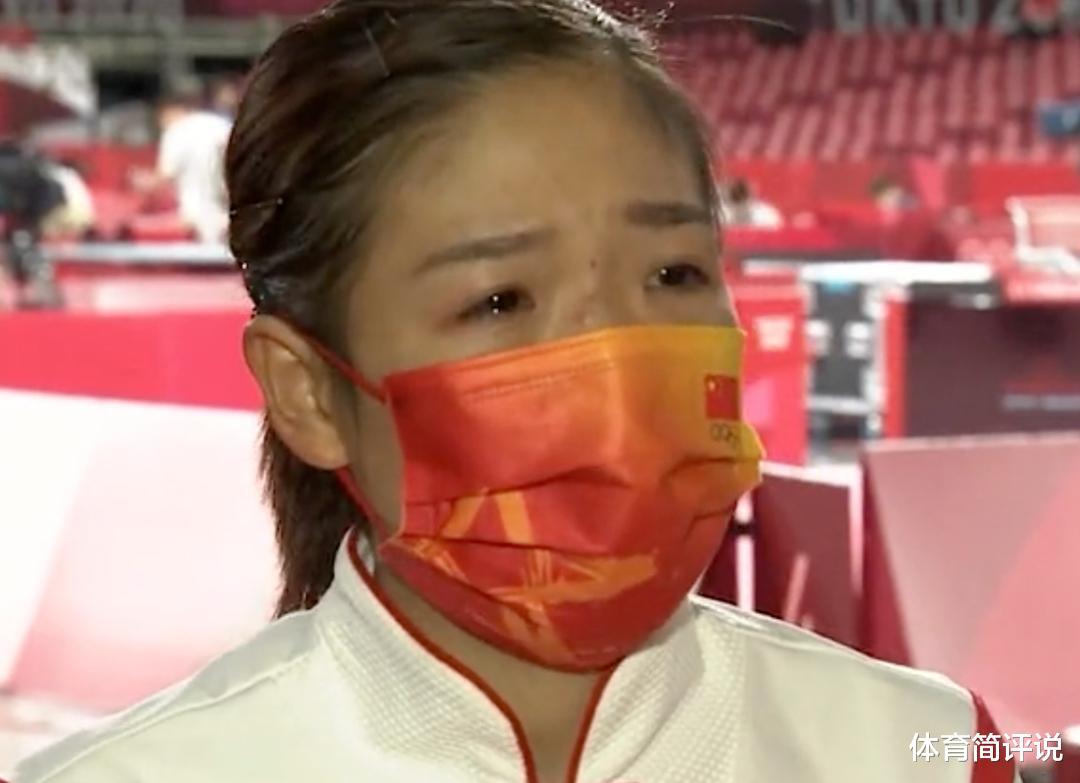 中国女乒夺冠赛后大合影，5人手拿国旗，为何不见刘诗雯的身影？(7)