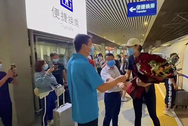 暖心！朱婷回到河南，领导迎接她送上鲜花，女排队长做出重要决定(3)