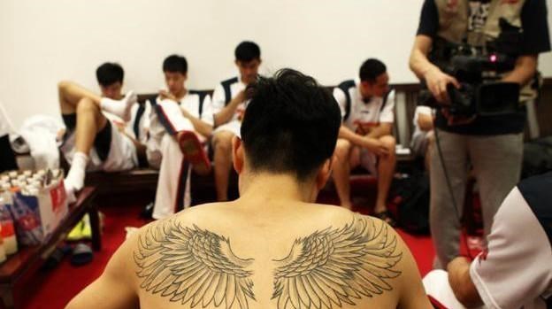 张镇麟的纹身是“花臂”，虽然彰显个性，但很多球迷无法接受！(3)