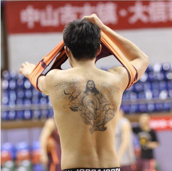 张镇麟的纹身是“花臂”，虽然彰显个性，但很多球迷无法接受！(4)