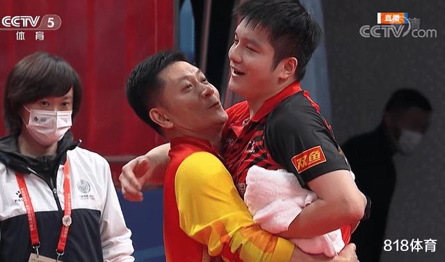 挺举失败! 樊振东夺冠教练尝试抱起他庆祝, 似乎抱起又没完全抱起来(4)