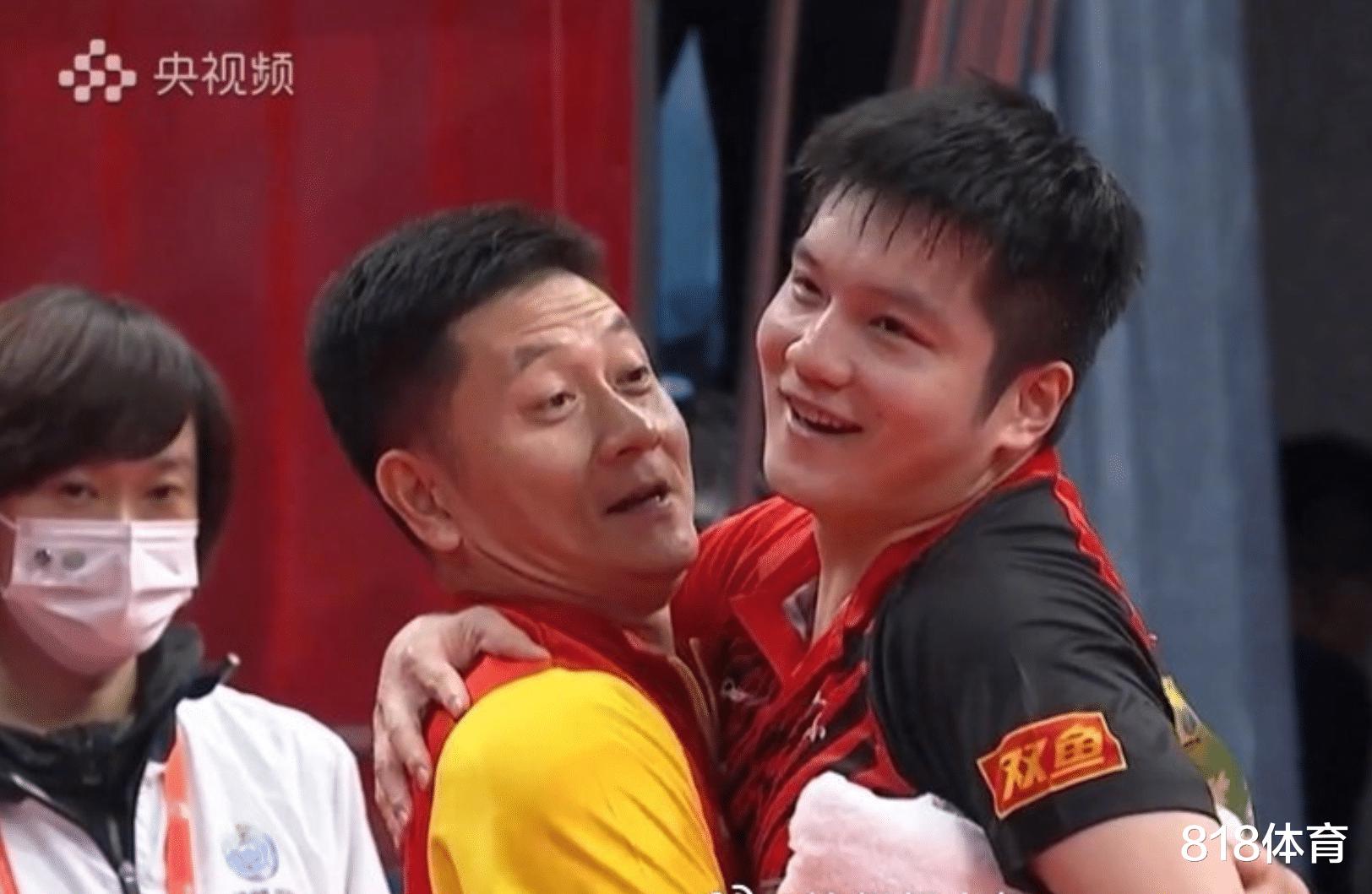 挺举失败! 樊振东夺冠教练尝试抱起他庆祝, 似乎抱起又没完全抱起来(6)