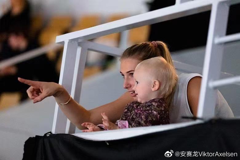幸福又美满！娇妻带着女儿现场助阵，新科奥运冠军意气风发(1)