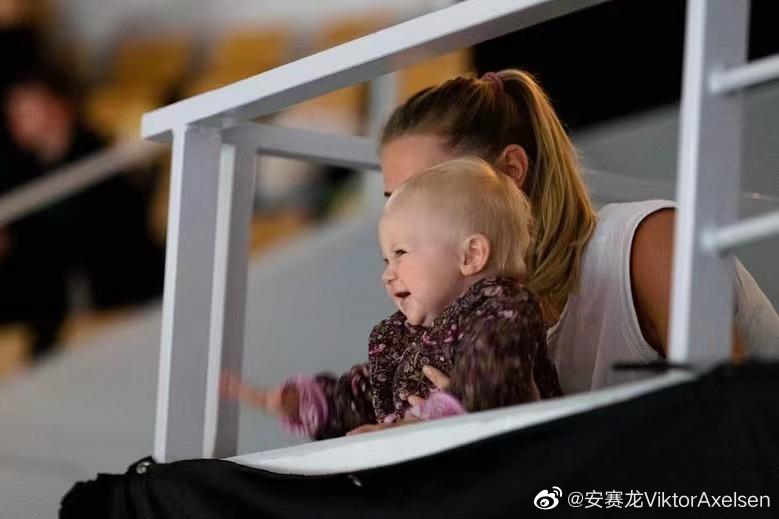 幸福又美满！娇妻带着女儿现场助阵，新科奥运冠军意气风发(2)