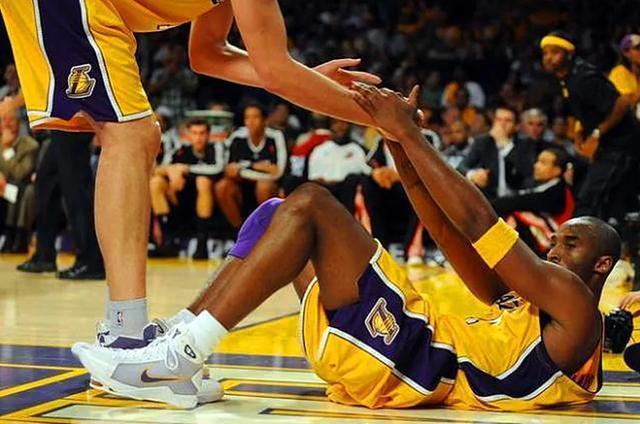 揭开真相，为何NBA球员倒地后需要队友拉起来，而不自己站起来？(5)