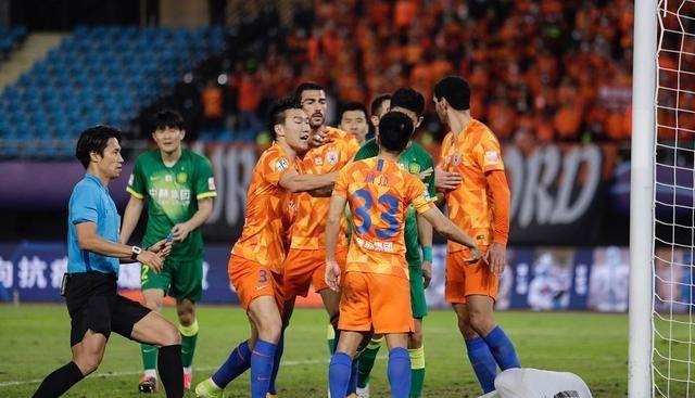 8冠广州队保住了：欠薪无所谓，联赛输两场就能自救，太值了(4)