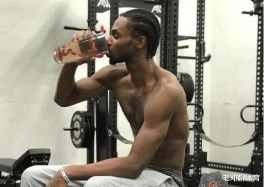 NBA球星喝水都是与众不同，伊巴卡豪放 詹姆斯最有神秘感(1)