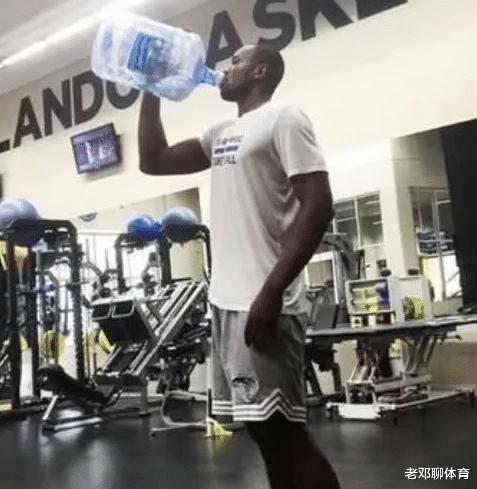 NBA球星喝水都是与众不同，伊巴卡豪放 詹姆斯最有神秘感(2)