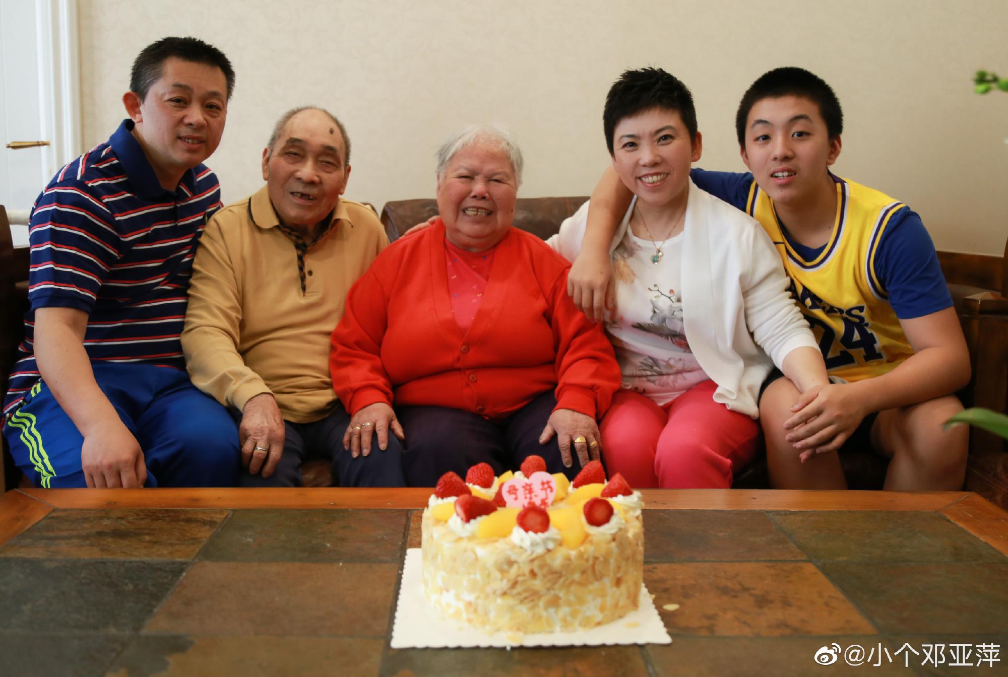 邓亚萍为世界冠军老公庆生，一家三口合照，15岁儿子神似51岁爸爸(4)