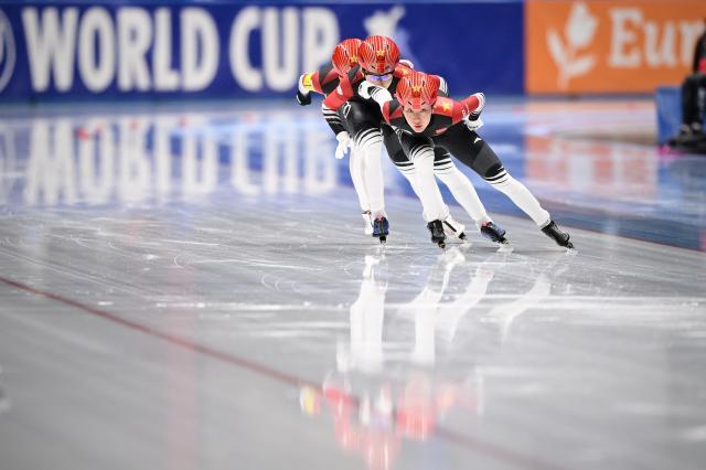速滑世界杯首站“双子星”闪耀 女队争冬奥全项参赛(2)