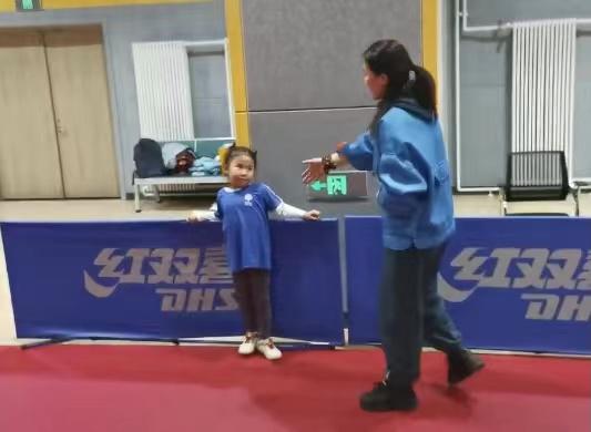 滑步运球，5岁女儿战胜王楠，拒绝握手撒娇，国乒大满贯气喘吁吁(1)