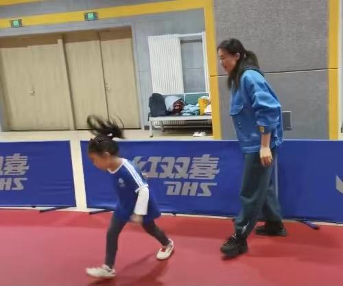 滑步运球，5岁女儿战胜王楠，拒绝握手撒娇，国乒大满贯气喘吁吁(6)