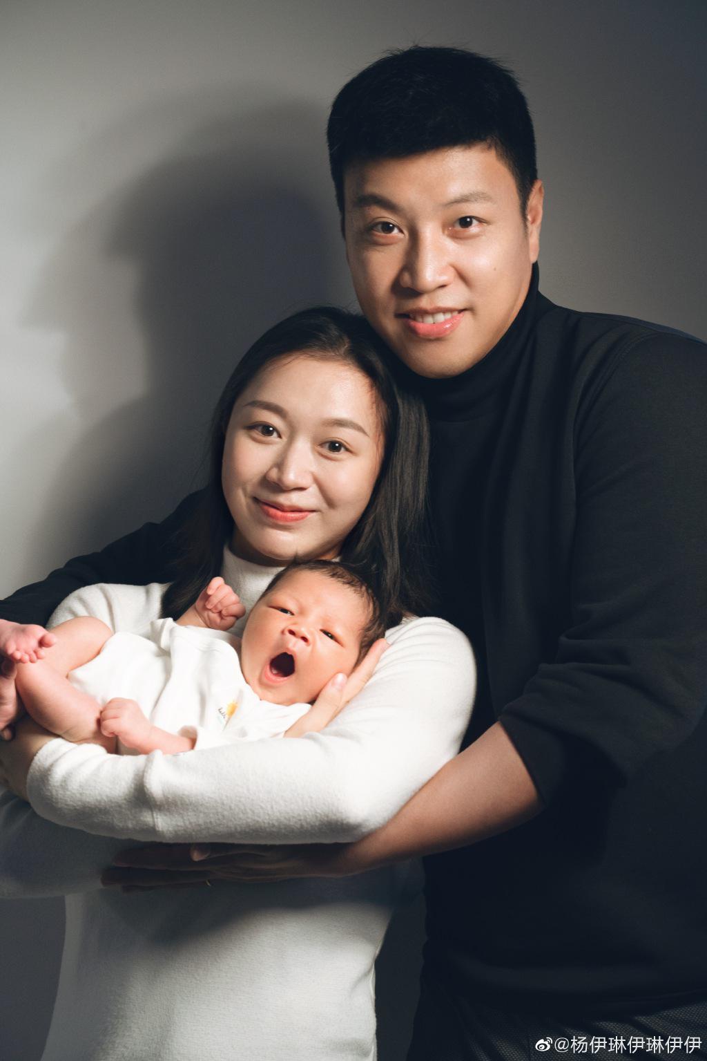 温馨！中国29岁奥运冠军晒一家三口全家福，刚出生的宝宝萌出天际(1)