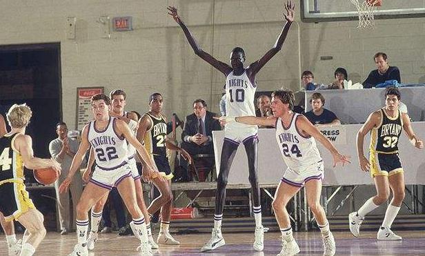 比姚明高的2.31米巨人，被教练忽悠进NBA，连自己名字都不知道(1)