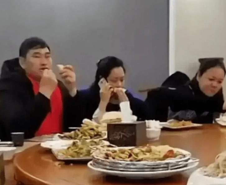 朱单伟科二考满分，教练兴奋发视频炫耀，大衣哥包桌请吃饭太阔气(5)