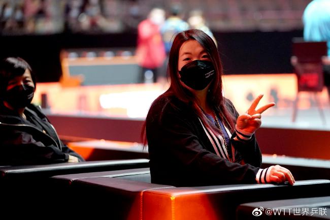 中国女子高球第一人观战WTT澳门赛 摆可爱剪刀手(4)