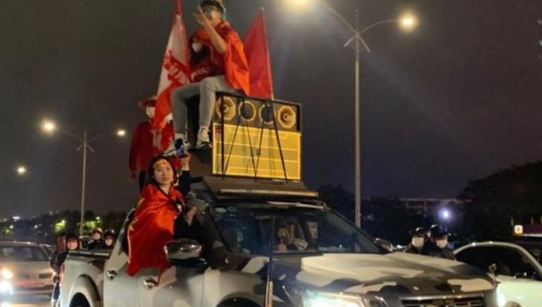 真的是过年了，越南球迷庆祝首胜，美女球迷太抢镜：颜值气质并存(3)