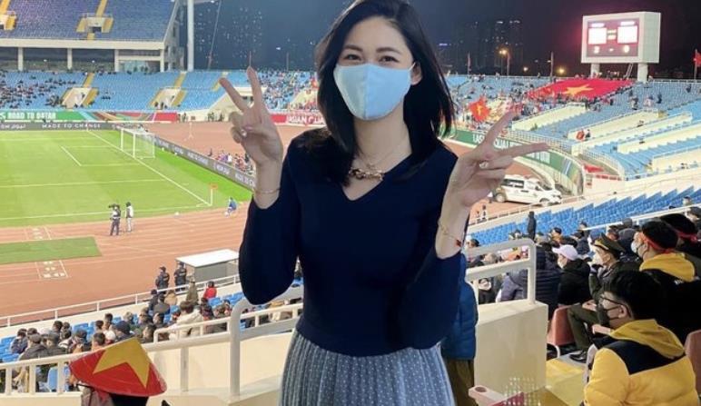 真的是过年了，越南球迷庆祝首胜，美女球迷太抢镜：颜值气质并存(6)