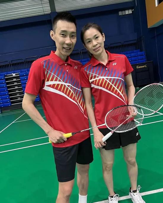 李宗伟与妻儿打羽毛球 一家四口穿同款球衣太有爱(2)