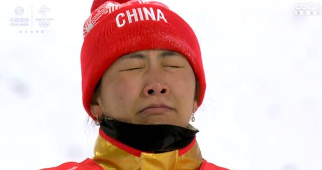 32岁徐梦桃登上领奖台，用力紧闭双眼，强忍不哭！画面太动容了(2)