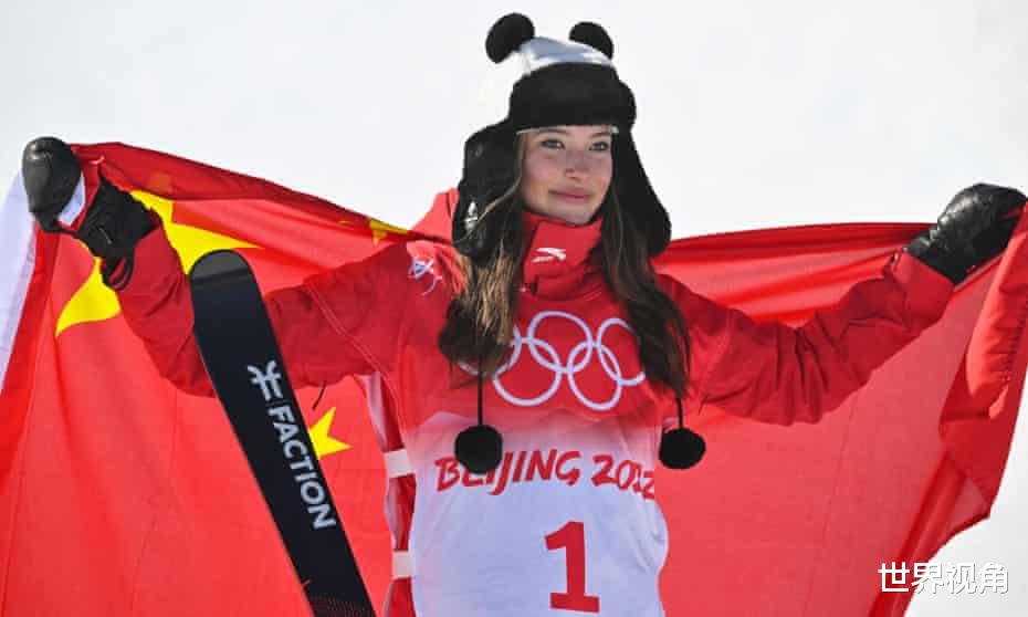 美媒：中国超级巨星——谷爱凌，在北京奥运会上上演帽子戏法！(1)