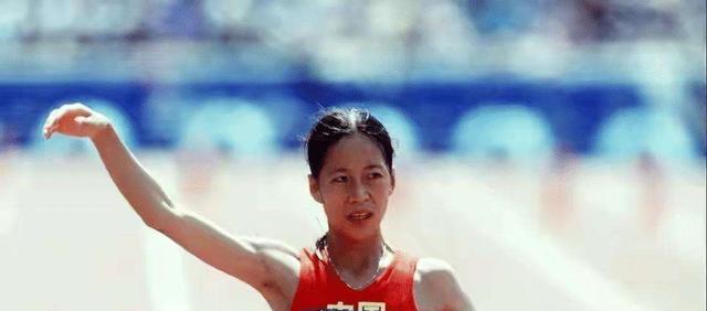 悉尼奥运会上王丽萍夺冠，为何教练组会早离场，没人为她喝彩？(4)
