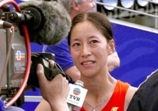 悉尼奥运会上王丽萍夺冠，为何教练组会早离场，没人为她喝彩？(5)