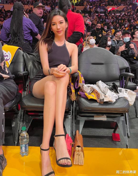 爱了，爱了！中国NBA女记者意外走红，比湖人“女球迷”更有气质(1)