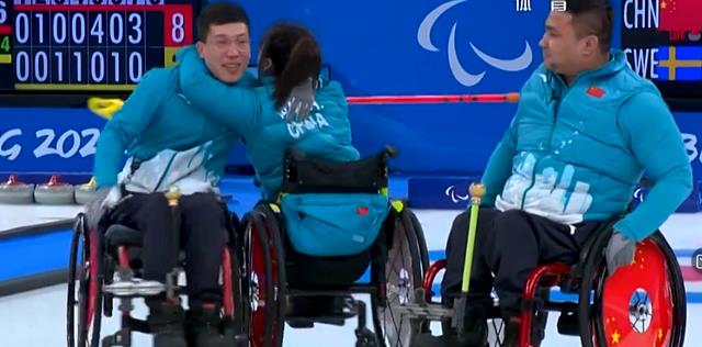 第18金！中国轮椅冰壶夺金，成功卫冕，队员紧紧拥抱，观众欢呼(3)