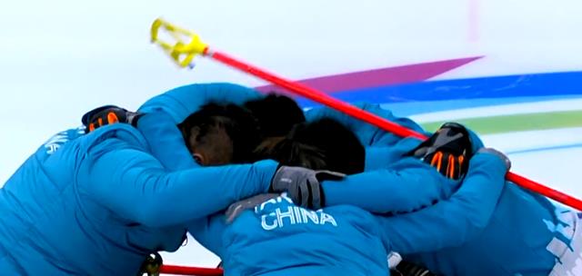 第18金！中国轮椅冰壶夺金，成功卫冕，队员紧紧拥抱，观众欢呼(4)