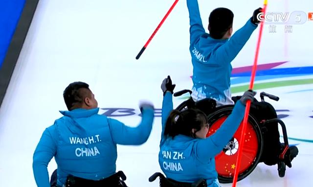 第18金！中国轮椅冰壶夺金，成功卫冕，队员紧紧拥抱，观众欢呼(5)