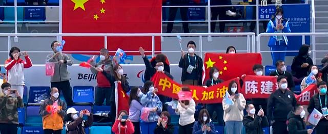 第18金！中国轮椅冰壶夺金，成功卫冕，队员紧紧拥抱，观众欢呼(6)