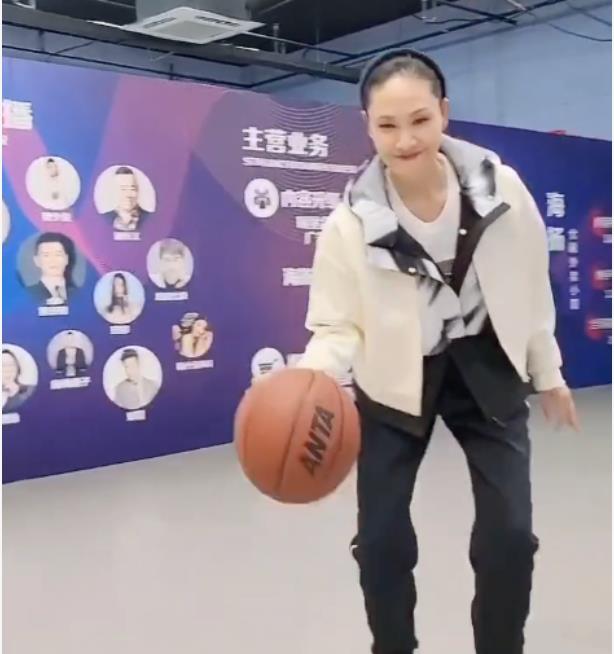 56岁于文华分享近照，在篮球场打球太兴奋，四肢纤细有力动作专业(1)