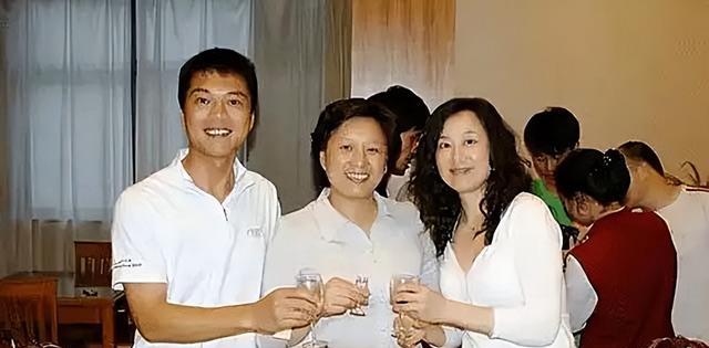 25岁退役的广东乒乓男神，娶百花影后为妻，一家四口都颜值超高(22)
