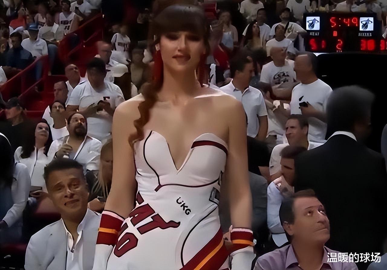 NBA又一位美女球迷火了，球衣改成深V短裙，身材颜值不输詹娜(3)