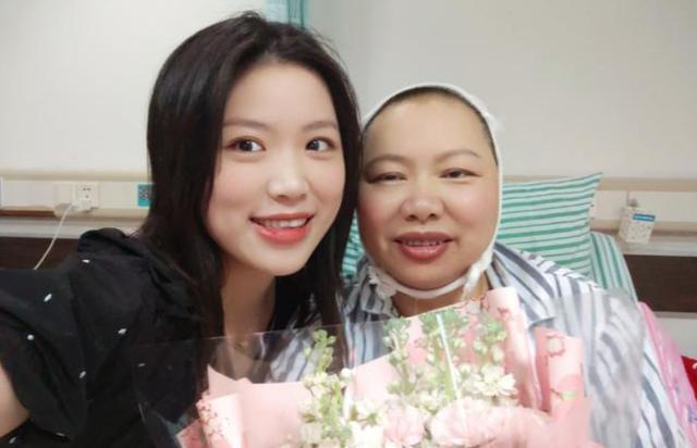奥运冠军杨倩深夜晒与母亲合照，母亲因病已剪去长发，状态不错(2)