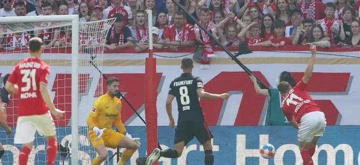 德甲大结局：拜仁2-2客平狼堡夺冠收官 比勒费尔德携手菲尔特降级(1)