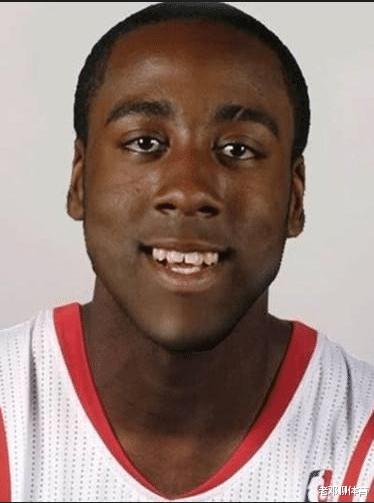 哈登为何进入NBA后从不刮胡子，看了他高中时期照片 你就懂(5)