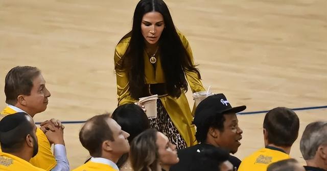 NBA勇士老板娘亮相，颜值身材在线，看不出50岁，不输珍妮巴斯(4)