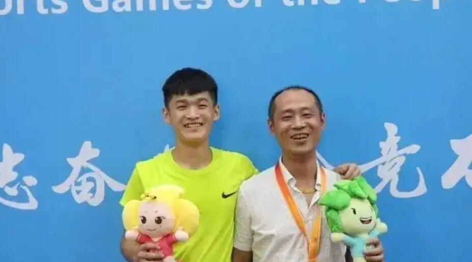 中国男子百米今年最好成绩18岁小孩创造！过终点时还留有余地(4)