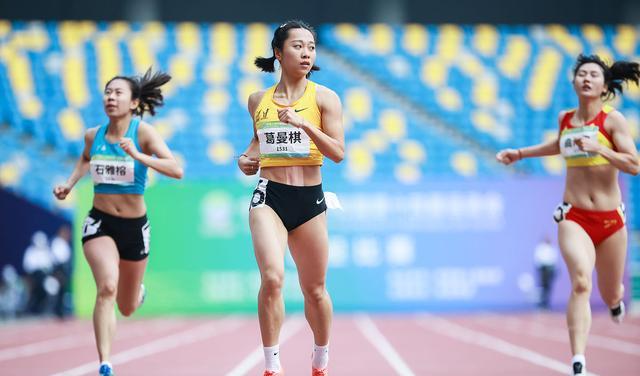 喜讯！葛曼棋爆发11秒17夺得百米冠军，中国女飞人闪耀世界赛场(3)